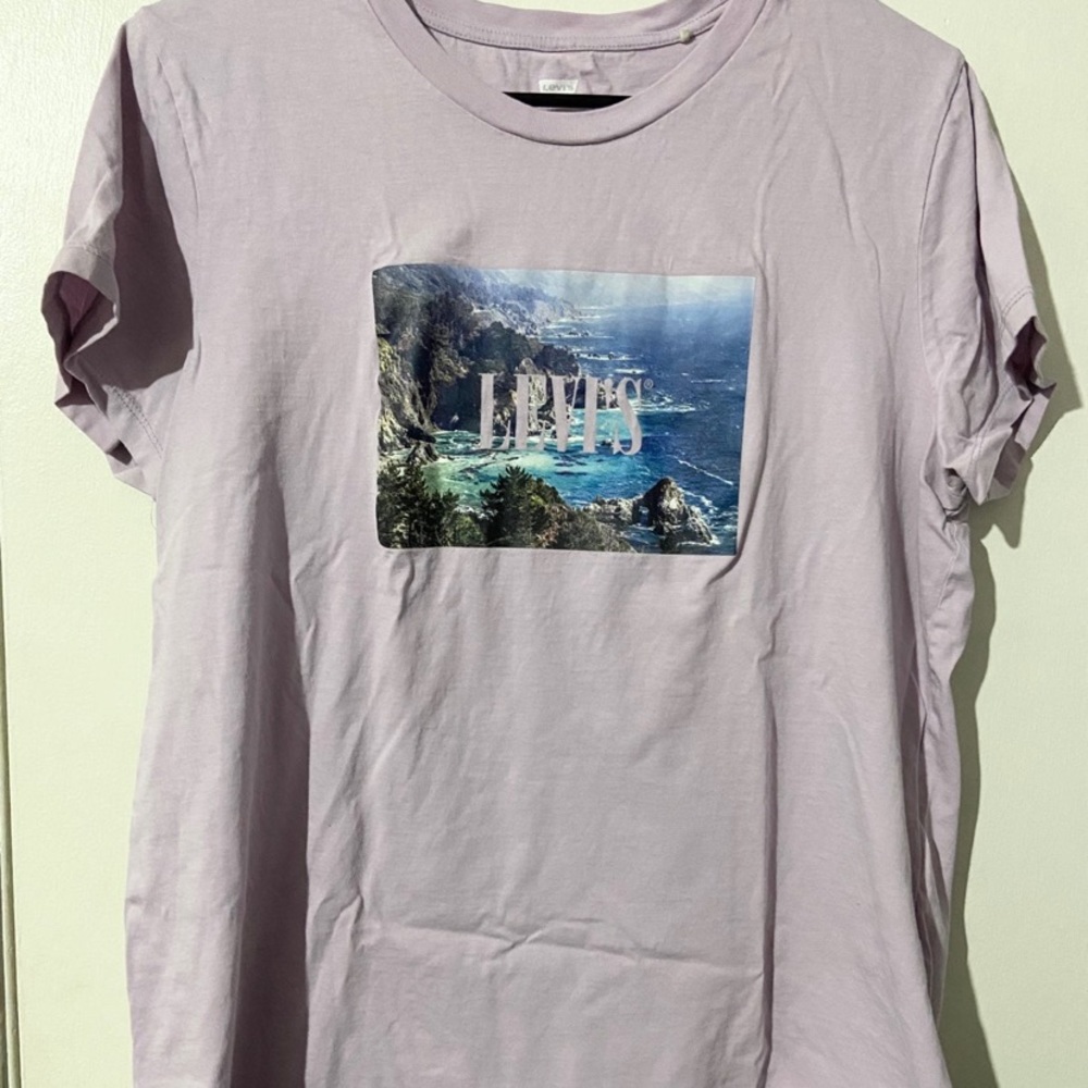Women’s Levi’s XL shirt. Only worn once new condition 
Beautiful lavender color